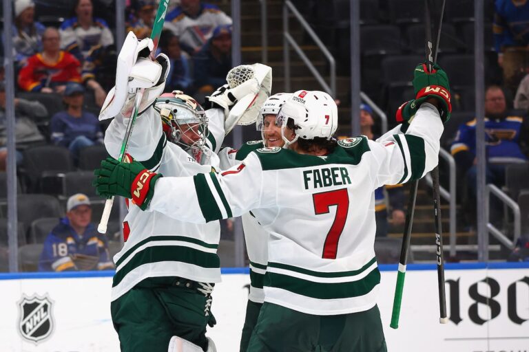 Le gardien Gustavsson réalise 27 arrêts et marque dans un filet vide, Wild bat les Blues 4-1
