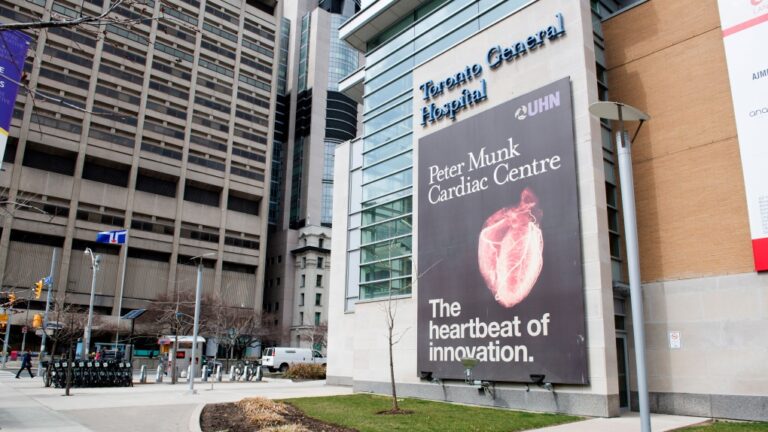 Le grand réseau hospitalier de Toronto rétablit l’exigence de masquage