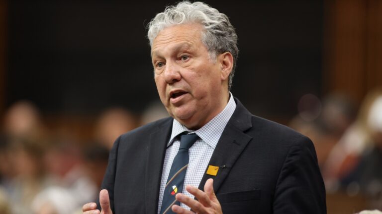 Le ministre qui démissionne exprime sa confiance envers Trudeau