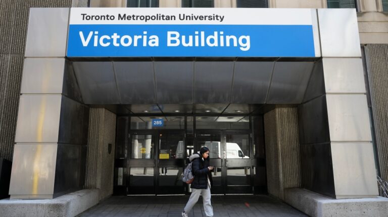 Le plafond imposé aux étudiants internationaux pourrait coûter près d'un milliard de dollars aux universités de l'Ontario, selon le COU