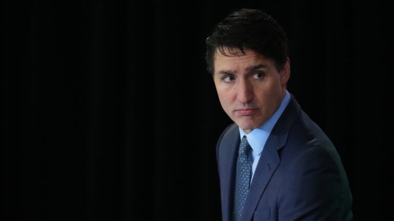 Le premier ministre Trudeau ne pense pas que son leadership soit en danger, alors que les ministres lui font confiance à la veille d'une réunion clé des libéraux.