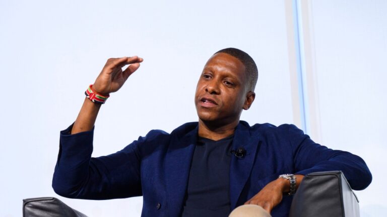 Le président des Raptors, Masai Ujiri, dit qu'il n'y a aucun problème avec Edward Rogers