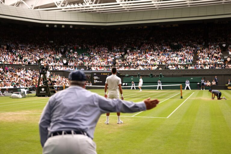Le tournoi de tennis de Wimbledon remplace les juges de ligne par une technologie en rupture avec la tradition