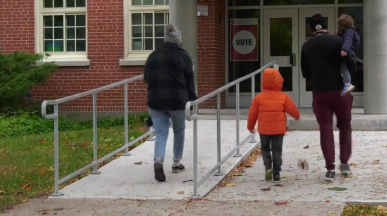 Le vote par anticipation est ouvert pour les élections scolaires anglophones, mais les électeurs se heurtent à des obstacles
