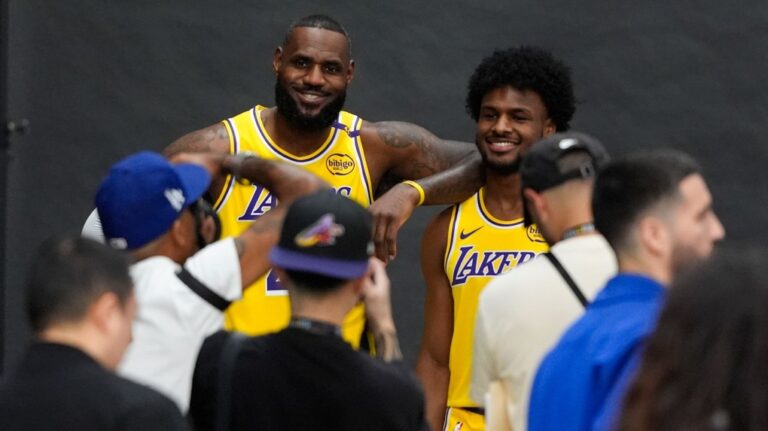 LeBron et Bronny James deviennent le premier duo père-fils à jouer ensemble dans une équipe NBA