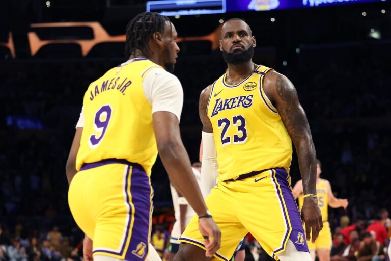 LeBron et Bronny James entrent dans l'histoire en tant que premier duo père-fils de la NBA à jouer ensemble