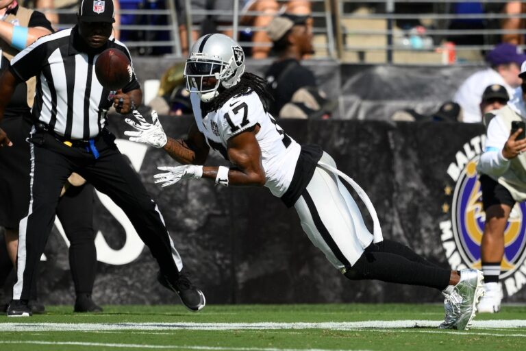 Les Jets acceptent les conditions pour acquérir le receveur large Davante Adams des Raiders, selon des sources