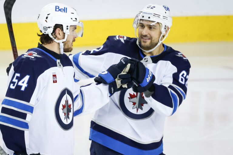 Les Jets de Winnipeg, invaincus, étouffent les Flames de Calgary 5-3 et prolongent leur séquence de victoires à huit de suite