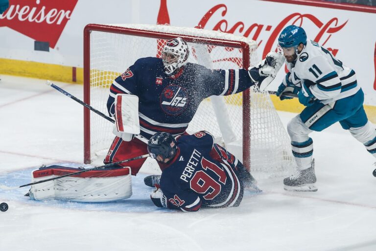 Les Jets offrent à Hellebuyck huit buts de soutien à la course le soir de son 500e départ