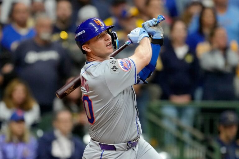 Les Mets avancent en séries éliminatoires avec une victoire 4-2 contre les Brewers alors que les circuits d'Alonso déclenchent un rallye en 9e manche