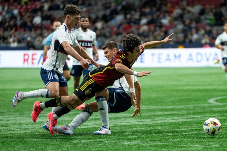 Les Surging Sounders blanchissent les Whitecaps 3-0 lors du choc de Cascadia