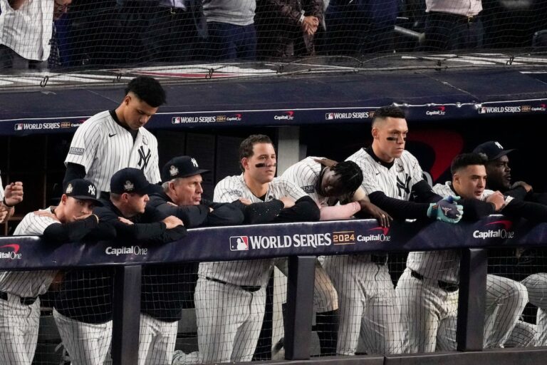 Les Yankees perdent leur avance de cinq points avec un effondrement défensif épique alors que les Dodgers se rassemblent pour remporter la Série mondiale