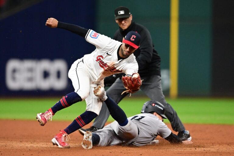 Les Yankees se rapprochent des Gardiens de la classe pour deux points en neuvième, gagnent 8-6 pour prendre l'avance 3-1 de l'ALCS