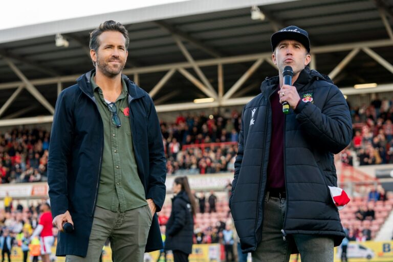 Les acteurs Ryan Reynolds et Rob McElhenney achètent la brasserie Wrexham Lager après avoir rajeuni l'équipe de football de la ville
