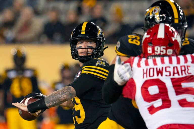 Les cinq passes de touché de Bo Levi Mitchell mènent les Ticats devant les Stampeders 42-20