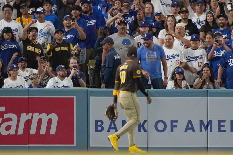 Les fans du Dodger Stadium lancent des balles, jettent des déchets sur le terrain et interrompent la victoire 10-2 des Padres