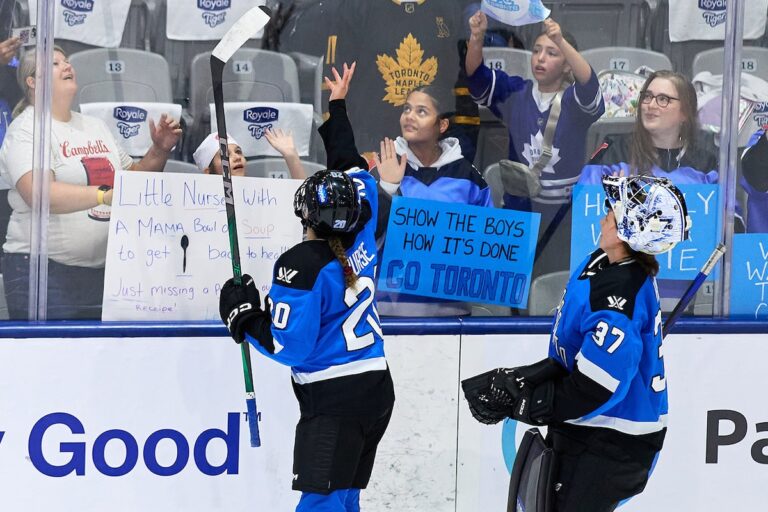 Les inscriptions au hockey féminin au Canada ont atteint un niveau record en 2023-2024, mais des changements au système sont nécessaires pour répondre à la demande