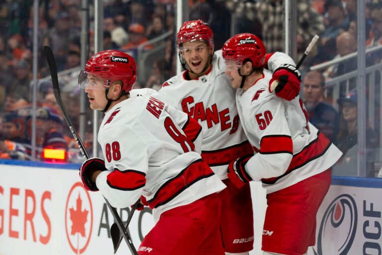 Les « meilleurs joueurs » se mobilisent pour les Hurricanes lors de la victoire en prolongation contre les Oilers