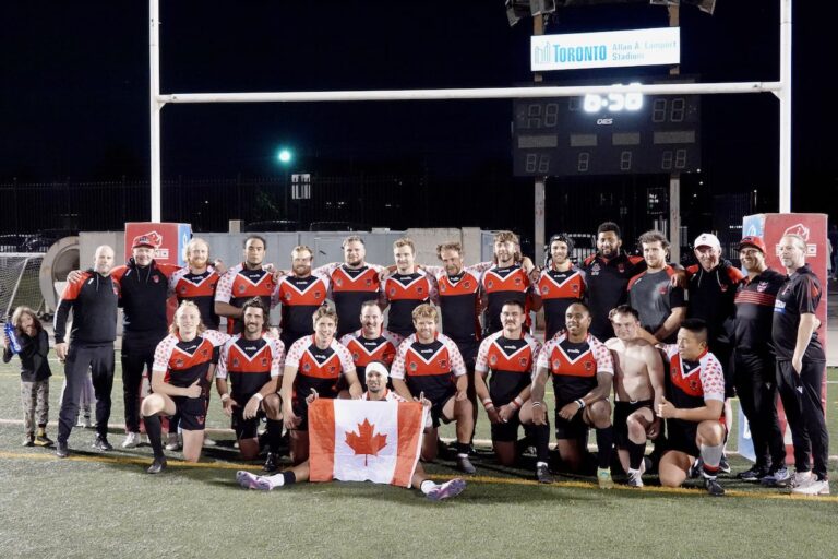 Les membres de l'équipe de la ligue de rugby des Canada Wolverines jouent pour l'amour du jeu.