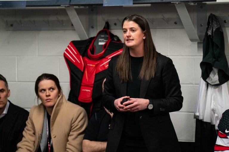 Les opportunités d'emploi au sein de l'équipe canadienne de hockey féminin s'étendent aux formations des championnats du monde
