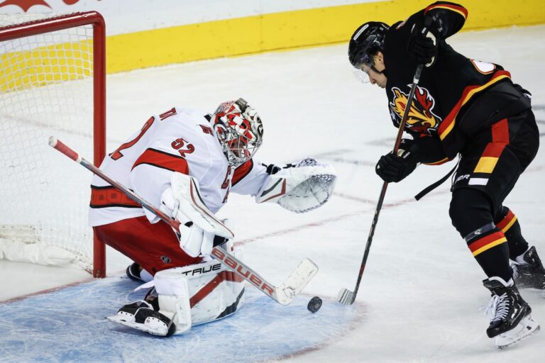Les ouragans refroidissent les Flames avec une victoire 4-2