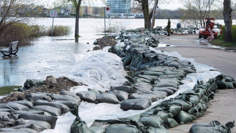 Les résidents de la banlieue de Montréal en colère contre les nouvelles cartes d'inondation