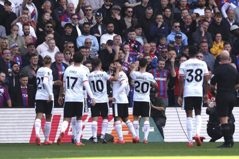 Liverpool ouvre la voie en Premier League et donne le record du club Slot