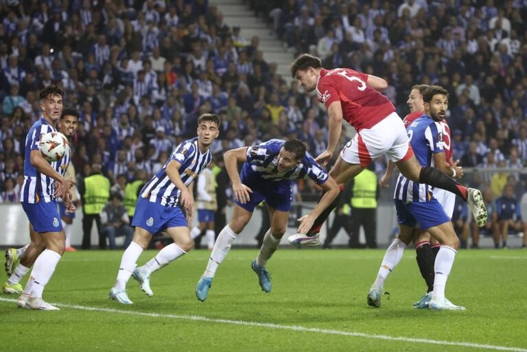 Maguire sauve le match nul pour Man United à Porto après l'expulsion de Fernandes en Ligue Europa