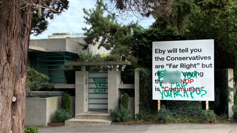 « Milliardaire égoïste » : le manoir de Chip Wilson vandalisé après une pancarte politique érigée à l'extérieur