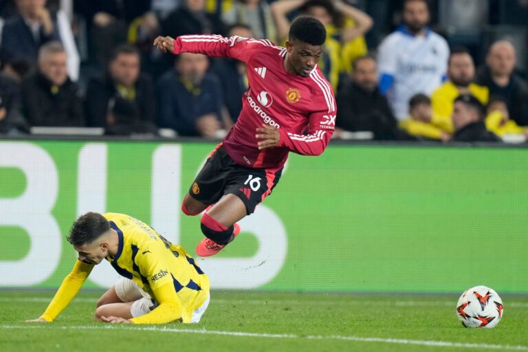 Mourinho reçoit un carton rouge alors que Fenerbahce maintient Man United à un match nul 1-1 en Ligue Europa