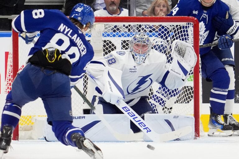 Nylander continue son bon départ avec deux buts alors que les Maple Leafs déchirent le Lightning 5-2
