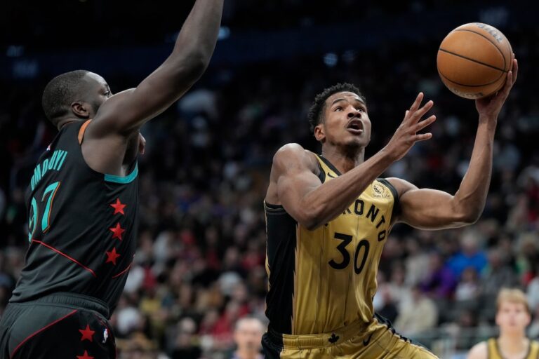 Ochai Agbaji se démarque défensivement pour les Raptors sous-dimensionnés