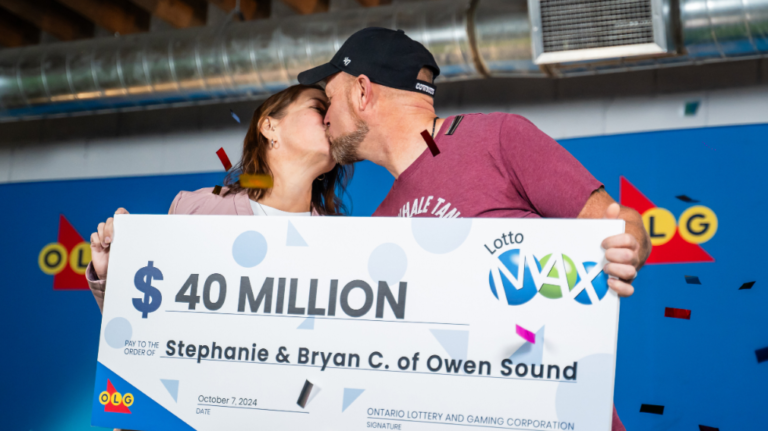 Owen Sound, Ont. un couple célèbre un gain de 40 millions de dollars à la loterie