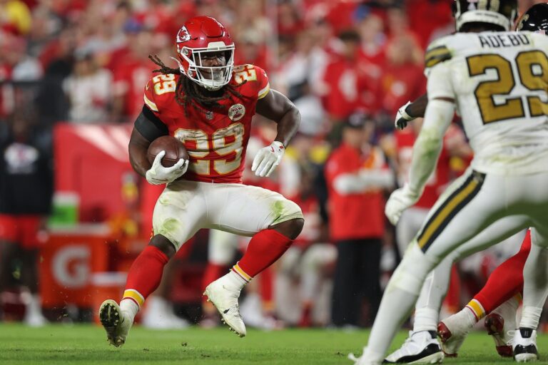 Patrick Mahomes lance pour 331 verges, Derek Carr blessé alors que Kansas City arrête les Saints pour une victoire 26-13