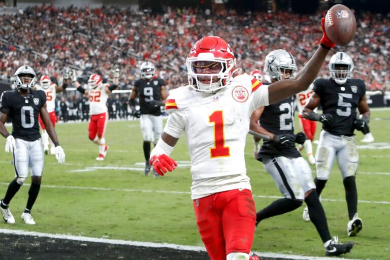 Patrick Mahomes passe pour 262 yards et deux touchés alors que KC passe à 7-0