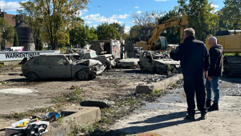 Pourquoi y a-t-il des voitures dans la rivière Détroit ?