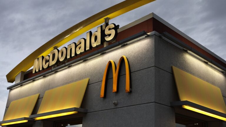 Première poursuite intentée contre McDonald's suite à son épidémie d'E. coli