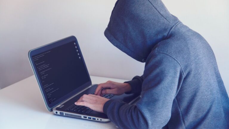 Québec veut lutter contre le « fléau » du partage d'images intimes sans consentement