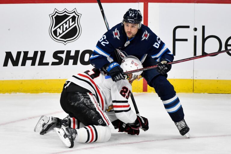 Scheifele marque tard en troisième et ajoute le vainqueur en prolongation pour donner aux Jets une victoire 2-1 contre les Blackhawks
