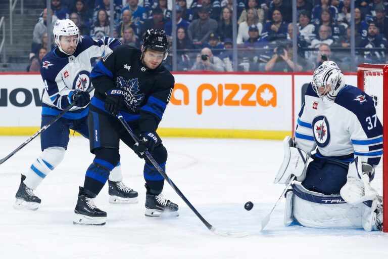 Tavares aide les Maple Leafs à mettre fin à la séquence d'invincibilité des Jets avec une victoire de 6-4 sur la route