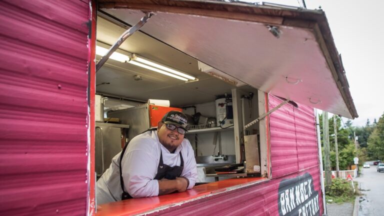 Un chef autochtone de la Colombie-Britannique emmène une école de cuisine portable sur la route