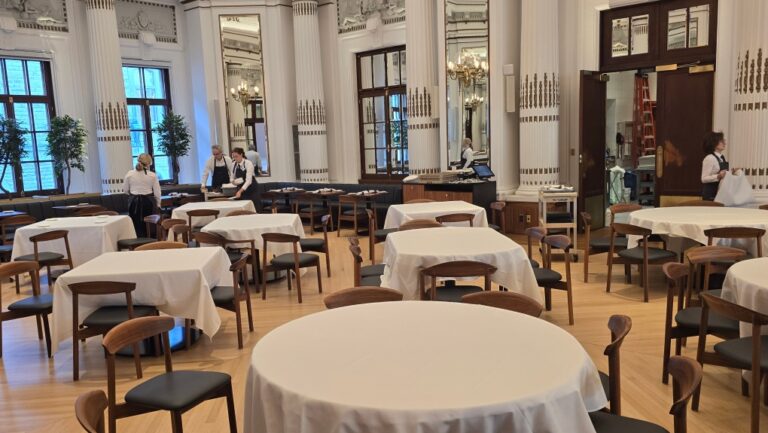 Un restaurant de l'Assemblée nationale fait marche arrière après avoir refusé une réservation pour un groupe religieux du Québec