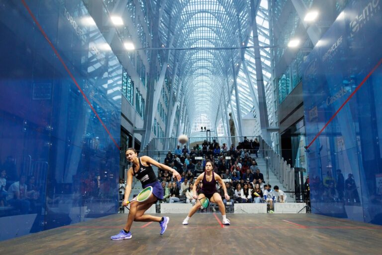Une journée à l'Omnium canadien de squash féminin, un tournoi décisif sur un court de verre à l'intérieur de la cathédrale de cristal du commerce de Toronto.