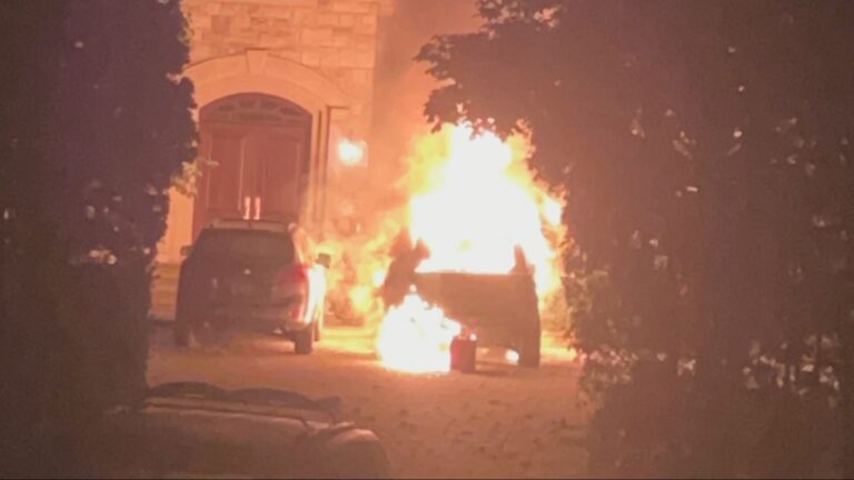 Une voiture incendiée chez un propriétaire d'immeubles du Vieux-Montréal frappé par des incendies criminels meurtriers