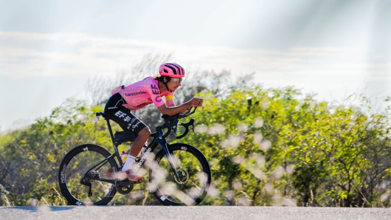 Vents contraires, faim et « un appel très serré » avec un kangourou : Lachlan Morton réalise le meilleur temps à vélo autour de l'Australie