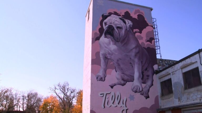 L'histoire du bouledogue britannique surplombant l'autoroute Décarie
