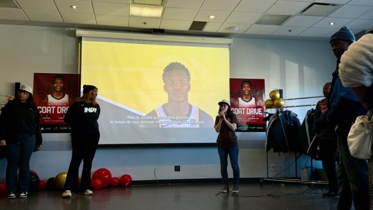 La famille d'un joueur de la NBA offre de nouveaux manteaux d'hiver aux résidents de Montréal-Nord