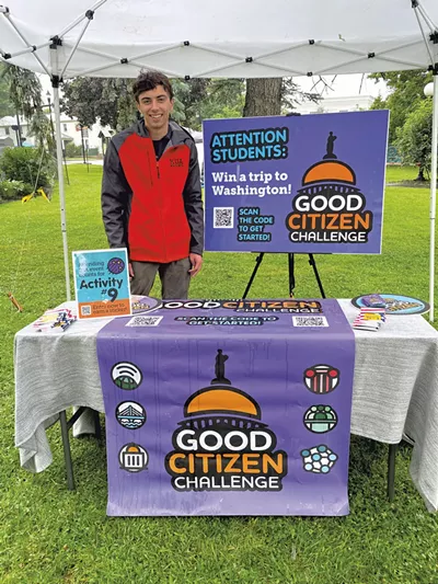Ben Conway, stagiaire de Seven Days, se présente sous la pluie lors des festivités du Jour de l'Indépendance à Waterbury - AUTORISE