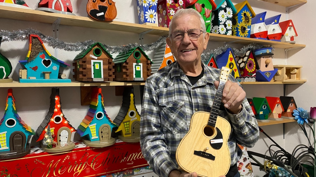 « J'entre dans cet atelier et tout disparaît » : un homme du Nouveau-Brunswick crée des nichoirs fantaisistes pendant son temps libre