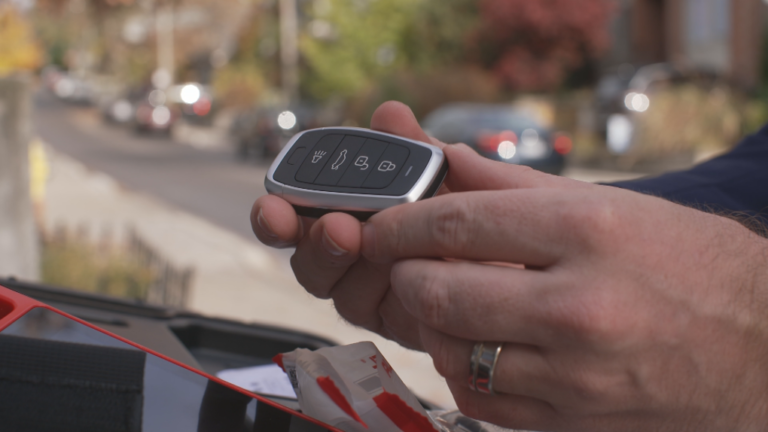 Enquête de sécurité automobile : comment W5 a « volé » une voiture à l'aide d'un appareil que nous avons commandé en ligne